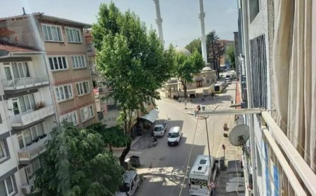 İnegöl şehir merkezinde  Cadde üstü çarşı içinde  Doğalgaz, kombi, klimalı full eksiksiz 4.kat sahibinden 2+1daire, Detay & bilgi için ARAYIN. Telefon 0541 570 10 60