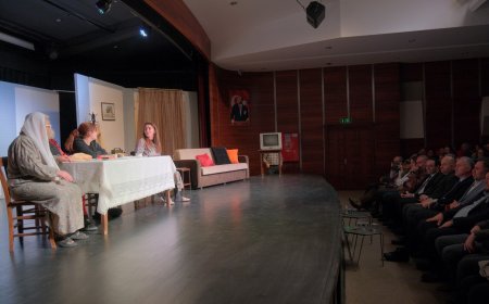 Kadın Sığınağı adlı tiyatro izleyenleri hayran bıraktı