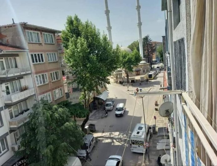 İnegöl şehir merkezinde Cadde üstü çarşı içinde Doğalgaz, kombi, klimalı full eksiksiz 4.kat sahibinden 2+1daire, Detay & bilgi için ARAYIN. Telefon 0541 570 10 60