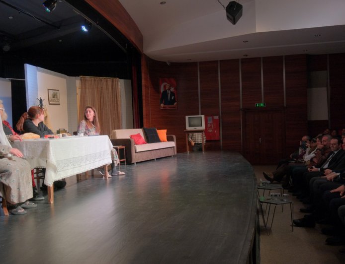 Kadın Sığınağı adlı tiyatro izleyenleri hayran bıraktı